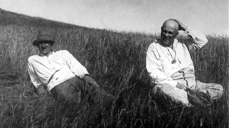 Щербаков А.Е., Ферсман А.Е. 1929 На Шерловой горе в Забайкалье. По словам А.Е. Ферсмана-Испаряюсь от жары.jpg